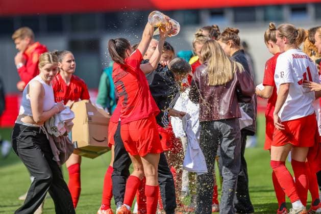 GER, Munich, FC Bayern Munich vs SC Freiburg, Google Pixel Womens Bundesliga, Football, DFB, Season 2024 2025, FC Bayern Campus, 20 Matchday, in the picture Beer shower for coach Alexander Straus Coach FC Bayern Munich Women ,FC Bayern Munich players celebrate the German Championship DFB DFL REGULATIONS PROHIBIT ANY USE OF PHOTOGRAPHS AS IMAGE SEQUENCES AND OR QUASI VIDEO, 27 04 2025, Copyright: HMBxMedia HendrikxHamelau