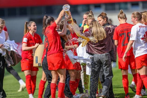 GER, Munich, FC Bayern Munich vs SC Freiburg, Google Pixel Womens Bundesliga, Football, DFB, Season 2024 2025, FC Bayern Campus, 20 Matchday, in the picture Beer shower for coach Alexander Straus Coach FC Bayern Munich Women ,FC Bayern Munich players celebrate the German Championship DFB DFL REGULATIONS PROHIBIT ANY USE OF PHOTOGRAPHS AS IMAGE SEQUENCES AND OR QUASI VIDEO, 27 04 2025, Copyright: HMBxMedia HendrikxHamelau