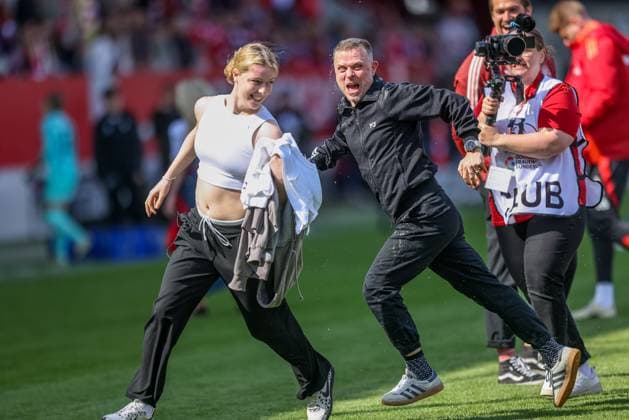 GER, Munich, FC Bayern Munich vs SC Freiburg, Google Pixel Womens Bundesliga, Football, DFB, Season 2024 2025, FC Bayern Campus, 20 Matchday, in the picture Beer shower for coach Alexander Straus Coach FC Bayern Munich Women ,FC Bayern Munich players celebrate the German Championship DFB DFL REGULATIONS PROHIBIT ANY USE OF PHOTOGRAPHS AS IMAGE SEQUENCES AND OR QUASI VIDEO, 27 04 2025, Copyright: HMBxMedia HendrikxHamelau