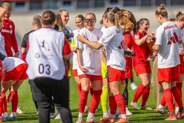 GER, Munich, FC Bayern Munich vs SC Freiburg, Google Pixel Womens Bundesliga, Football, DFB, Season 2024 2025, FC Bayern Campus, 20 Matchday, in the picture players of FC Bayern Munich celebrate the German Championship DFB DFL REGULATIONS PROHIBIT ANY USE OF PHOTOGRAPHS AS IMAGE SEQUENCES AND OR QUASI VIDEO, 27 04 2025, Copyright: HMBxMedia HendrikxHamelau