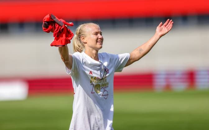 GER, Munich, FC Bayern Munich vs SC Freiburg, Google Pixel Womens Bundesliga, Football, DFB, Season 2024 2025, FC Bayern Campus, 20 Matchday, in the picture players of FC Bayern Munich celebrate the German Championship, Pernille Harder FC Bayern Munich Women 21 DFB DFL REGULATIONS PROHIBIT ANY USE OF PHOTOGRAPHS AS IMAGE SEQUENCES AND OR QUASI VIDEO, 27 04 2025, Copyright: HMBxMedia HendrikxHamelau