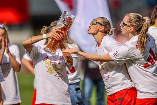 GER, Munich, FC Bayern Munich vs SC Freiburg, Google Pixel Womens Bundesliga, Football, DFB, Season 2024 2025, FC Bayern Campus, 20 Matchday, in the picture FC Bayern Munich players celebrate the German Championship, Klara Bühl FC Bayern Munich Women 17 DFB DFL REGULATIONS PROHIBIT ANY USE OF PHOTOGRAPHS AS IMAGE SEQUENCES AND OR QUASI VIDEO, 27 04 2025, Copyright: HMBxMedia HendrikxHamelau