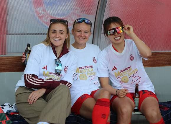 Football, Women, Google Pixel Womens Bundesliga, Matchday 20, Season 2024 2025, FC Bayern Munich SC Freiburg, Campus The women of FC Bayern Munich celebrating after the match, German championship, here Georgia Stanway FC Bayern Munich with Pernille Harder FC Bayern Munich and Momoko Tanikawa FC Bayern Munich from l to r