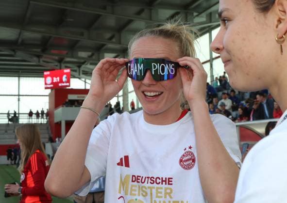 Soccer, Women, Google Pixel Women Bundesliga, Matchday 20, Season 2024 2025, FC Bayern Munich SC Freiburg, Campus The women of FC Bayern Munich celebrating after the game, German championship, here Lea Schüller Schueller FC Bayern Munich with Champions glasses