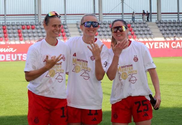 Football, Women, Google Pixel Women Bundesliga, 20 Matchday, Season 2024 2025, FC Bayern Munich SC Freiburg, Campus The women of FC Bayern Munich celebrating after the match, German championship, here Klara Bühl Buehl FC Bayern Munich , Lea Schüller Schueller FC Bayern Munich and Sarah Zadrazil FC Bayern Munich v ln r 3 championship in a row