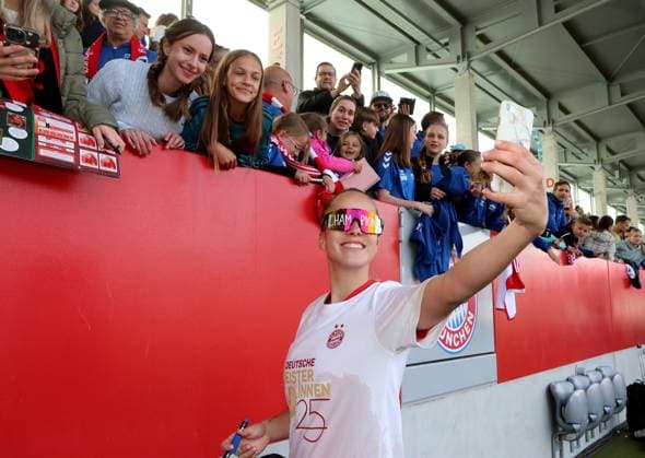 Football, Women, Google Pixel Women Bundesliga, Matchday 20, Season 2024 2025, FC Bayern Munich SC Freiburg, Campus The women of FC Bayern Munich celebrating after the game, German championship, here Giulia Gwinn FC Bayern Munich takes a selfie with fans