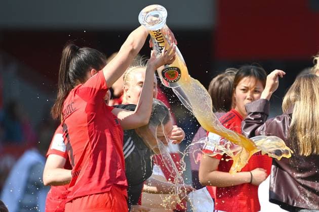 The women of FC Bayern are prematurely German champions Beer shower Jovana DAMNJANOVIC FCB pours beer on Alexander STRAUS Coach FCB , cheers,joy,enthusiasm, Football Google Pixel Womens Bundesliga Season 2024 2025, 20 Matchday, Matchday20 FC Bayern Muenchen SC Freiburg 3 1 on 27 04 2025, FC Bayern Campus