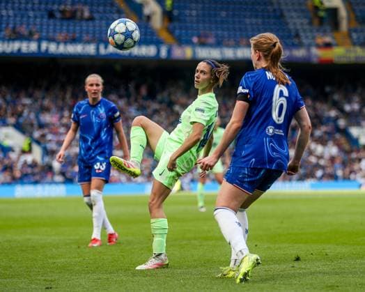 UEFA Women s Champions League Semi-Final Chelsea v Barcelona Aitana Bonmati of Barcelona Femeni controls the ball during the UEFA Women s Champions League Semi-Final match Chelsea vs Barcelona at Stamford Bridge, London, United Kingdom, 27th April 2025 (Photo by Izzy Poles News Images) London Stamford Bridge Greater London United Kingdom Copyright: xIzzyxPoles NewsxImagesx