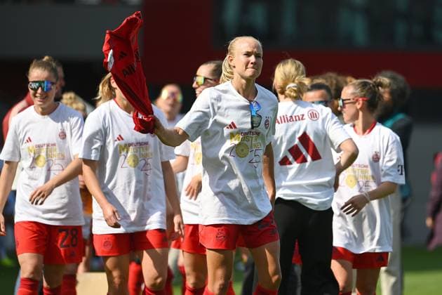 The women of FC Bayern are prematurely German champions Final cheer, team photo, team, team photo Pernile HARDER FCB, jubilation, joy, enthusiasm, football Google Pixel Bundesliga womens season 2024 2025, 20 matchday, matchday20 FC Bayern Muenchen SC Freiburg 3 1 on 27 04 2025, FC Bayern Campus