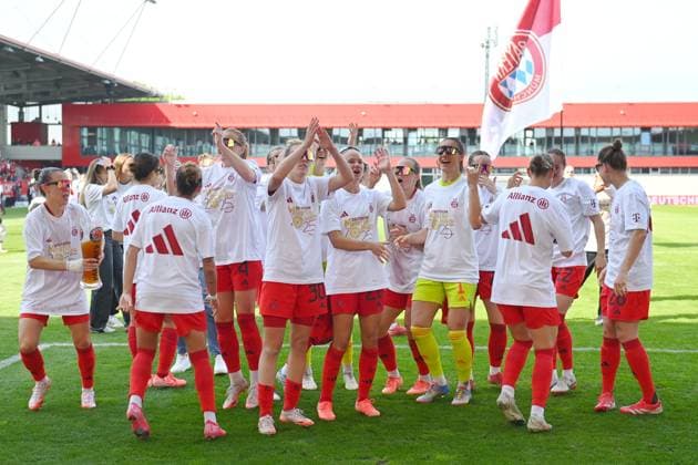 The women of FC Bayern are prematurely German champions final cheers, team photo, team, team photo, cheers, joy, enthusiasm, football Google Pixel Bundesliga womens season 2024 2025, 20 matchday, matchday20 FC Bayern Muenchen SC Freiburg 3 1 on 27 04 2025, FC Bayern Campus