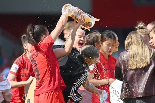 The women of FC Bayern are prematurely German champions Beer shower Jovana DAMNJANOVIC FCB pours beer on Alexander STRAUS Coach FCB , cheers,joy,enthusiasm, Football Google Pixel Womens Bundesliga Season 2024 2025, 20 Matchday, Matchday20 FC Bayern Muenchen SC Freiburg 3 1 on 27 04 2025, FC Bayern Campus