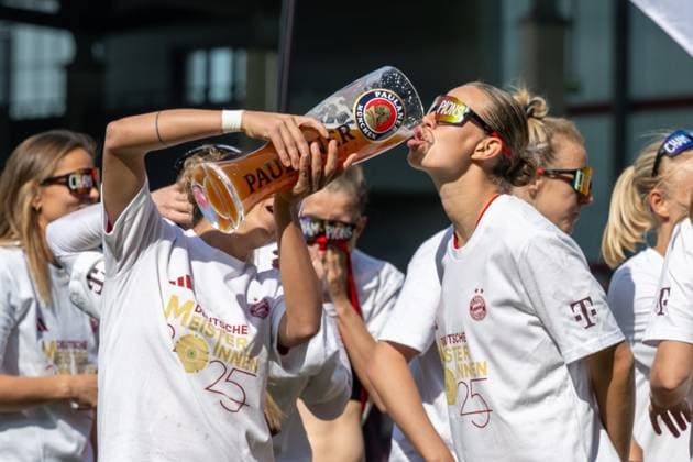 Impressions of the early championship celebration, by winning the match against SC Freiburg with 3 1 Drinking from the big wheat beer glass, FC Bayern Frauen Muenchen vs SC Freiburg, Google Pixel Frauenbundesliga, 20 Spieltag, 27 04 25 DFB regulations prohibit any use of photographs as image sequences and or quasi video kolbert press Muenchen Bayern Germany Copyright: xkolbert-press UlrichxGamelx