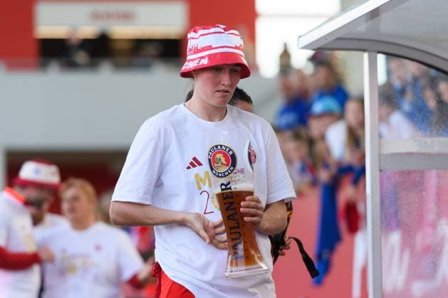 Sydney Lohmann (12 FC Bayern Munich) halding a glass of beer afzer winning the championchip after the Google Pixel Frauen Bundesliga match between FC Bayern Munich and SC Freiburg at FC Bayern Campus, Munich, Germany. (Sven Beyrich SPP) Copyright: xSvenxBeyrich SPPx spp-en-SvBe-20250427-ND5_7359