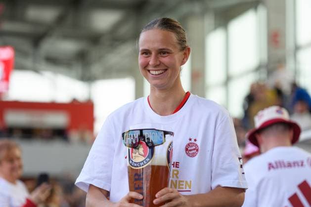 Klara Buehl (17 FC Bayern Munich) laughing while holding a glass of beer after the Google Pixel Frauen Bundesliga match between FC Bayern Munich and SC Freiburg at FC Bayern Campus, Munich, Germany. (Sven Beyrich SPP) Copyright: xSvenxBeyrich SPPx spp-en-SvBe-20250427-ND5_7412