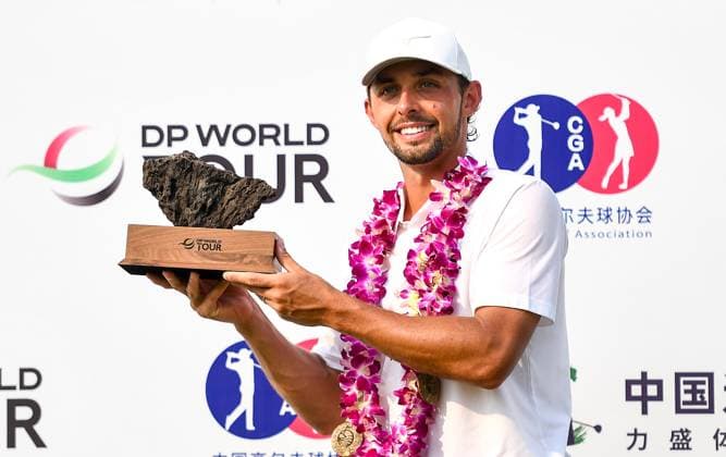 (250427) -- HAIKOU, April 27, 2025 -- Marco Penge of England poses with the trophy during the awarding ceremony of the Hainan Classic golf tournament of the DP World Tour in Haikou, south China s Hainan Province, April 27, 2025. ) (SP)CHINA-HAIKOU-GOLF-DP WORLD TOUR-HAINAN CLASSIC-ROUND 4 (CN) YangxGuanyu 
