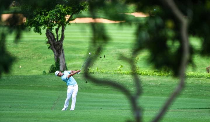 (250427) -- HAIKOU, April 27, 2025 -- Zhou Yanhan of China competes during the round 4 at the Hainan Classic golf tournament of the DP World Tour in Haikou, south China s Hainan Province, April 27, 2025. ) (SP)CHINA-HAIKOU-GOLF-DP WORLD TOUR-HAINAN CLASSIC-ROUND 4 (CN) YangxGuanyu 