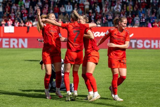 Impressions of the early championship celebration, by winning the match against SC Freiburg with 3 1, FC Bayern Frauen Muenchen vs SC Freiburg, Google Pixel Frauenbundesliga, 20 Spieltag, 27 04 25 DFB regulations prohibit any use of photographs as image sequences and or quasi video kolbert press Muenchen Bayern Germany Copyright: xkolbert-press UlrichxGamelx