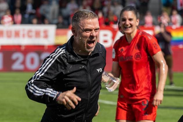 Impressions from the early championship celebration, by winning the match against SC Freiburg with 3 1, head coach Alexander Straus FC Bayern Muenchen Frauen gets a beer shower, head coach Alexander Straus FC Bayern Muenchen Frauen gets a beer shower, FC Bayern Frauen Muenchen vs SC Freiburg, Google Pixel Frauenbundesliga, 20 Spieltag, 27 04 25 DFB regulations prohibit any use of photographs as image sequences and or quasi video kolbert press Muenchen Bayern Germany Copyright: xkolbert-press UlrichxGamelx