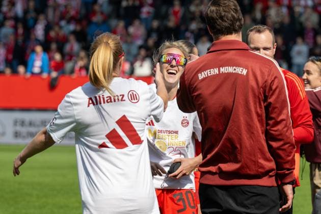 Impressions of the early championship celebration, by winning the match against SC Freiburg with 3 1, FC Bayern Frauen Muenchen vs SC Freiburg, Google Pixel Frauenbundesliga, 20 Spieltag, 27 04 25 DFB regulations prohibit any use of photographs as image sequences and or quasi video kolbert press Muenchen Bayern Germany Copyright: xkolbert-press UlrichxGamelx