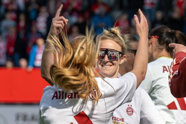 Impressions of the early championship celebration, by winning the match against SC Freiburg with 3 1, FC Bayern Frauen Muenchen vs SC Freiburg, Google Pixel Frauenbundesliga, 20 Spieltag, 27 04 25 DFB regulations prohibit any use of photographs as image sequences and or quasi video kolbert press Muenchen Bayern Germany Copyright: xkolbert-press UlrichxGamelx