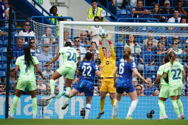 Goalkeeper Catalina Coll of Barcelona saves Lucy Bronze of Chelsea shot during the UEFA Women s Champions League match between Chelsea Women and Barcelona at Stamford Bridge, London, England on 27 April 2025.  Copyright: xCharliexCarterx PMI-6845-0015