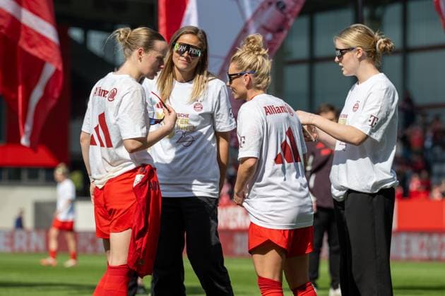 Impressions of the early championship celebration, by winning the match against SC Freiburg with 3 1, FC Bayern Frauen Muenchen vs SC Freiburg, Google Pixel Frauenbundesliga, 20 Spieltag, 27 04 25 DFB regulations prohibit any use of photographs as image sequences and or quasi video kolbert press Muenchen Bayern Germany Copyright: xkolbert-press UlrichxGamelx