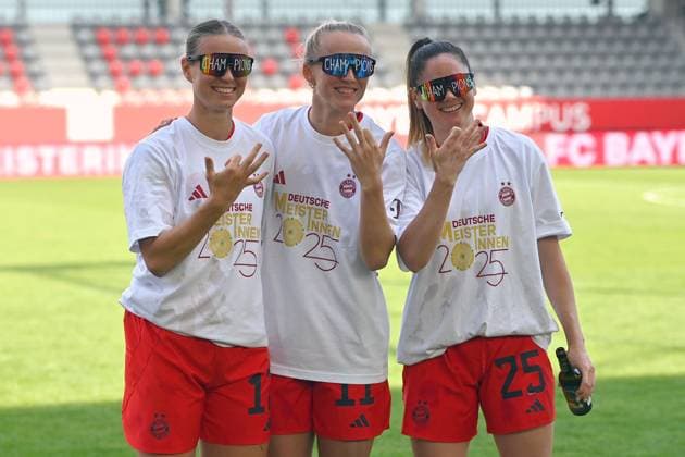 The women of FC Bayern are prematurely German champions Final cheer , from left Klara BUEHL FCB ,Lea SCHUELLER FCB ,Sarah ZADRAZIL FCB Cheers,joy,enthusiasm, Football Google Pixel Bundesliga Womens Season 2024 2025, 20 Matchday, Matchday20 FC Bayern Muenchen SC Freiburg 3 1 on 27 04 2025, FC Bayern Campus