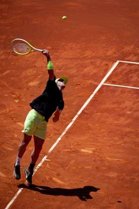 Mutua Madrid Open 2025 Alejandro Davidovich Fokina of Spain serves the ball against Alexander Zverev of Germany in the Men s Singles Third Round match of the Mutua Madrid Open 2025 tournament celebrated at La Caja Magica on April 27, 2025 in Madrid, Spain. Madrid La Caja Magica Madrid Spain Copyright: xAlbertoxGardinx AGardin_20250427_Mutua_Madrid_Open_0296