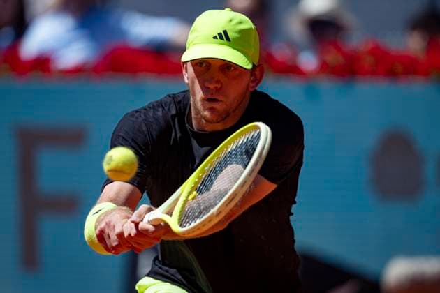 Mutua Madrid Open 2025 Alejandro Davidovich Fokina of Spain plays a backhand against Alexander Zverev of Germany in the Men s Singles Third Round match of the Mutua Madrid Open 2025 tournament celebrated at La Caja Magica on April 27, 2025 in Madrid, Spain. Madrid La Caja Magica Madrid Spain Copyright: xAlbertoxGardinx AGardin_20250427_Mutua_Madrid_Open_0328