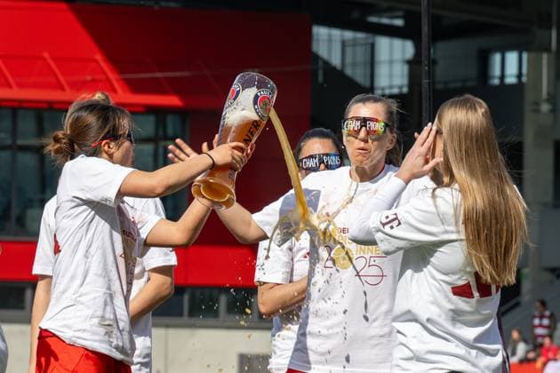 Impressions from the early championship celebration, by winning the match against SC Freiburg 3 1, drinking from the big wheat beer glass, FC Bayern Frauen Muenchen vs SC Freiburg, Google Pixel Frauenbundesliga, 20 Spieltag, 27 04 25 DFB regulations prohibit any use of photographs as image sequences and or quasi video kolbert press Muenchen Bayern Germany Copyright: xkolbert-press UlrichxGamelx