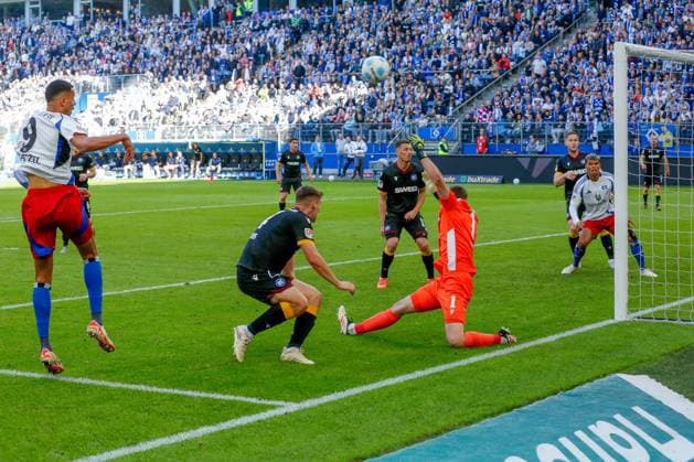 Goal chance Glatzel Robert HSV only hits the post Marcel Beifus Max Weiß KSC Germany , Hamburg , Volksparkstadion , Football , 2 Bundesliga , Hamburger SV Karlsruher SC