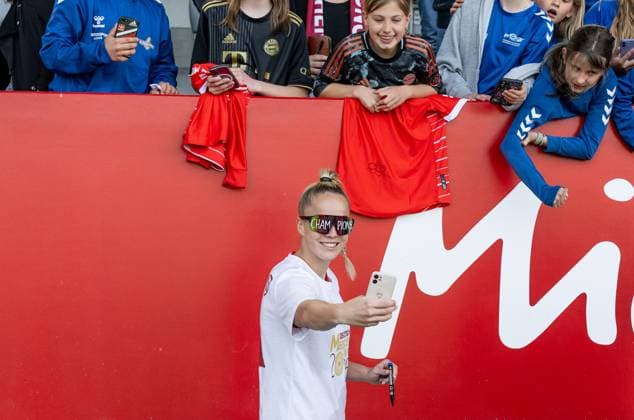 Selfie with fans and Champions glasses Giulia Gwinn FC Bayern Muenchen Frauen, 7 celebrates the prematurely achieved championship of Google Pixel Frauen Bundesliga FC Bayern Muenchen Frauen vs SC Freiburg, Fußball, Google Pixel Frauen Bundesliga, 20 Spieltag, Season 2024 2025, 27 04 2025 DFL DFB REGULATIONS PROHIBIT ANY USE OF PHOTOGRAPHS as IMAGE SEQUENCES and or QUASI VIDEO FC Bayern Muenchen Frauen vs SC Freiburg, Football, Google Pixel Frauen Bundesliga, 20 Matchday, Season 2024 2025, 27 04 2025 Muenchen Copyright: xEibner-Pressefoto HeikexFeinerx EP_HFR