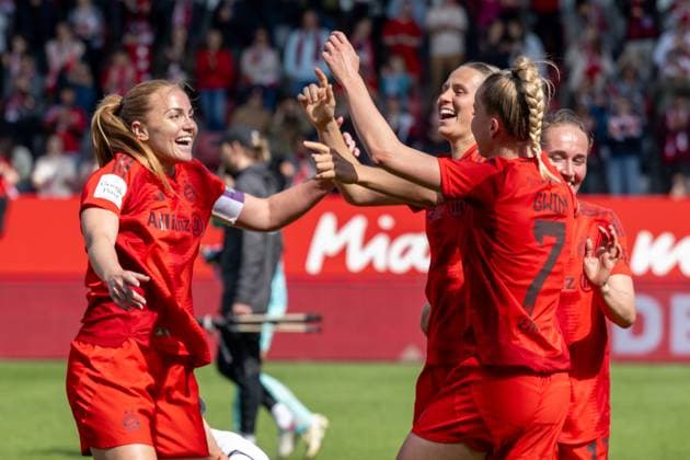 Impressions of the early championship celebration, by winning the match against SC Freiburg with 3 1, FC Bayern Frauen Muenchen vs SC Freiburg, Google Pixel Frauenbundesliga, 20 Spieltag, 27 04 25 DFB regulations prohibit any use of photographs as image sequences and or quasi video kolbert press Muenchen Bayern Germany Copyright: xkolbert-press UlrichxGamelx
