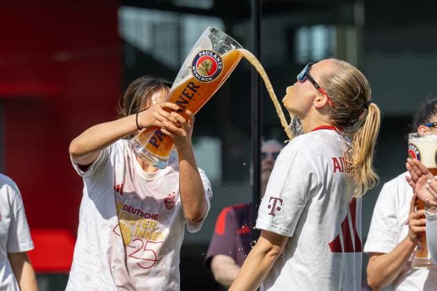 Impressions of the early championship celebration, by winning the match against SC Freiburg with 3 1Drinking from the big wheat beer glass, FC Bayern Frauen Muenchen vs SC Freiburg, Google Pixel Frauenbundesliga, 20 Spieltag, 27 04 25 DFB regulations prohibit any use of photographs as image sequences and or quasi video kolbert press Muenchen Bayern Germany Copyright: xkolbert-press UlrichxGamelx