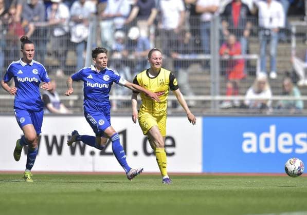 Borussia Dortmund Schalke 04 FOR EDITORIAL PURPOSES ONLY EDITORIAL USE ONLY p Soccer Women Westfalenliga 23 GAME DAY Borussia Dortmund Schalke 04 on 27 04 2025 at Stadion Rote Erde in Dortmund Meltem Karadag Schalke 04 , left Shari Noffke Schalke 04 , center Annika Enderle Borussia Dortmund , right Germany Nordrhein Westfalen Dortmund Copyright ThorstenxTillmann Copyright: ThorstenxTillmann doc80e3kh7za43nmyyzcnw ,EDITORIAL USE ONLY Copyright: ThorstenxTillmann