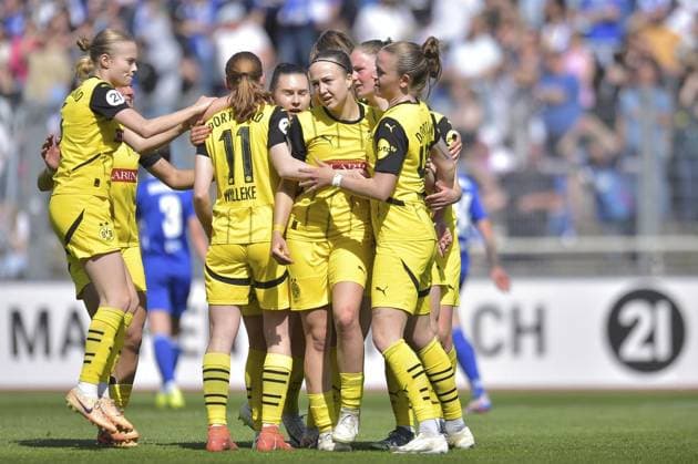 Borussia Dortmund Schalke 04 FOR EDITORIAL PURPOSES ONLY EDITORIAL USE ONLY p Soccer Women Westfalenliga 23 GAME DAY Borussia Dortmund Schalke 04 on 27 04 2025 at Stadion Rote Erde in Dortmund Dortmund The Dortmund players cheer the 1 1 of Dana Celine Marquardt Borussia Dortmund Germany North Rhine-Westphalia Dortmund Copyright ThorstenxTillmann Copyright: ThorstenxTillmann doc80e3khm3c28131oh0mos ,EDITORIAL USE ONLY Copyright: ThorstenxTillmann