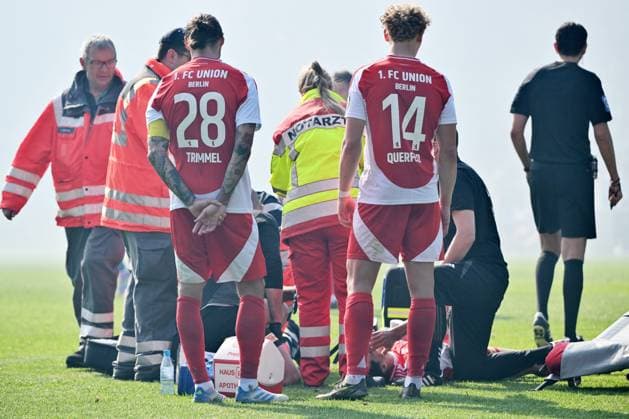 An emergency doctor takes care of the Diogo Leite Union Berlin 27 04 2025, Soccer 1 Bundesliga, 31 Matchday, Season 2024 2025 VfL Bochum Union Berlin Photo Maik Hölter Team2 DFL regulations prohibit any use of photographs as image sequences and or quasi video Bochum Vonovia Ruhrstadion Nordrhein Westfalen Germany Team2