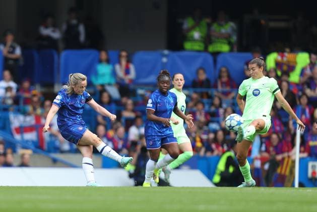 27th April 2025; Stamford Bridge, London, England: UEFA Womens Champions League Football, Semi Final, Second Leg, Chelsea versus Barcelona; Erin Cuthbert of Chelsea passes long  ActionPlus12779790 KatiexChan
