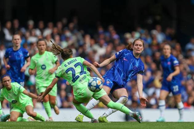 27th April 2025; Stamford Bridge, London, England: UEFA Womens Champions League Football, Semi Final, Second Leg, Chelsea versus Barcelona; Sjoeke Nusken of Chelsea passes past Ona Batlle of Barcelona  ActionPlus12779797 KatiexChan