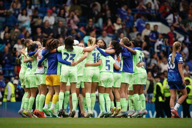 Barcelona team huddle during the UEFA Women s Champions League match between Chelsea Women and Barcelona at Stamford Bridge, London, England on 27 April 2025.  Copyright: xCharliexCarterx PMI-6845-0028