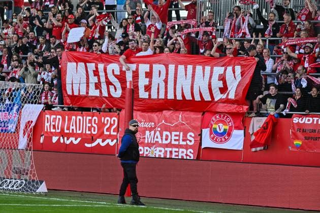 Google Pixel Womens Bundesliga FC Bayern Munich SC Freiburg 27 04 2025 FC Bayern players celebrate the championship after the home win against SC Freiburg Womens Bundesliga FC Bayern Muenchen SC Freiburg, FC Bayern Campus on 27 04 2025 Fans banner CHAMPIONSHIP Copyright: xBEAUTIFULxSPORTS Goldbergx