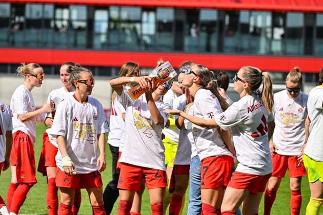 Google Pixel Womens Bundesliga FC Bayern Munich SC Freiburg 27 04 2025 FC Bayern players celebrate the championship after the home win against SC Freiburg Womens Bundesliga FC Bayern Muenchen SC Freiburg, FC Bayern Campus on 27 04 2025 Arianna CARUSO FC Bayern Muenchen Womens 27 gives Klara BUEHL FCB 17 a sip on the Paulaner beer mug beer glass Copyright: xBEAUTIFULxSPORTS Goldbergx
