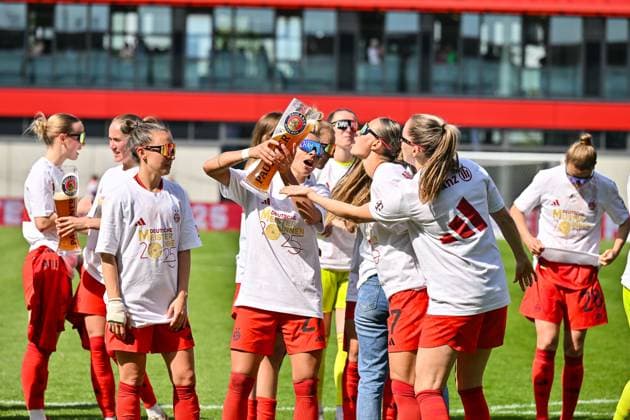 Google Pixel Womens Bundesliga FC Bayern Munich SC Freiburg 27 04 2025 FC Bayern players celebrate the championship after the home win against SC Freiburg Womens Bundesliga FC Bayern Muenchen SC Freiburg, FC Bayern Campus on 27 04 2025 Arianna CARUSO FC Bayern Muenchen Womens 27 gives Klara BUEHL FCB 17 a sip on the Paulaner beer mug beer glass Copyright: xBEAUTIFULxSPORTS Goldbergx