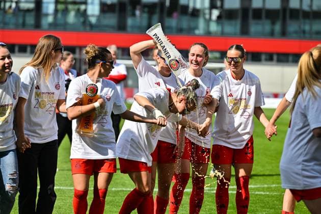 Google Pixel Womens Bundesliga FC Bayern Munich SC Freiburg 27 04 2025 FC Bayern players celebrate the championship after winning at home against SC Freiburg Womens Bundesliga FC Bayern Muenchen SC Freiburg, FC Bayern Campus on 27 04 2025 Jovana DAMNJAVOVIC FCB 9 gives a beer thirsty Copyright: xBEAUTIFULxSPORTS Goldbergx