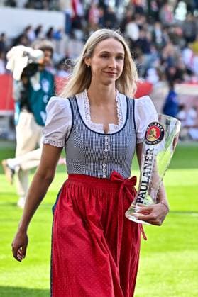 Google Pixel Womens Bundesliga FC Bayern Munich SC Freiburg 27 04 2025 A Paulaner Girl brings back the empty beer glass beer mug Symbol image Womens Bundesliga FC Bayern Muenchen SC Freiburg, FC Bayern Campus on 27 04 2025 Copyright: xBEAUTIFULxSPORTS Goldbergx