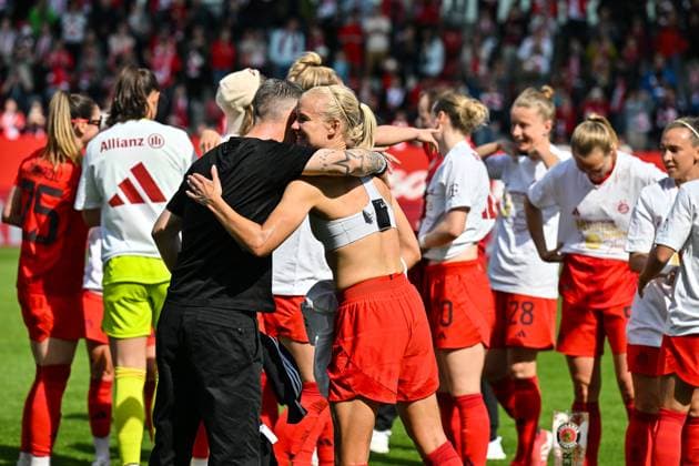 Google Pixel Womens Bundesliga FC Bayern Munich SC Freiburg 27 04 2025 FC Bayern players celebrate the championship after the home win against SC Freiburg Womens Bundesliga FC Bayern Muenchen SC Freiburg, FC Bayern Campus on 27 04 2025 Jovana DAMNJAVOVIC FCB 9 caught Alexander STRAUS coach FC Bayern Muenchen Womens with a beer shower Pernille HARDER FCB 21 Copyright: xBEAUTIFULxSPORTS Goldbergx