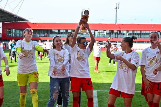 Google Pixel Womens Bundesliga FC Bayern Munich SC Freiburg 27 04 2025 FC Bayern players celebrate the championship after the home win against SC Freiburg Womens Bundesliga FC Bayern Muenchen SC Freiburg, FC Bayern Campus on 27 04 2025 Arianna CARUSO FC Bayern Muenchen Women 27 with Paulander Bierkurg beer glass Copyright: xBEAUTIFULxSPORTS Goldbergx