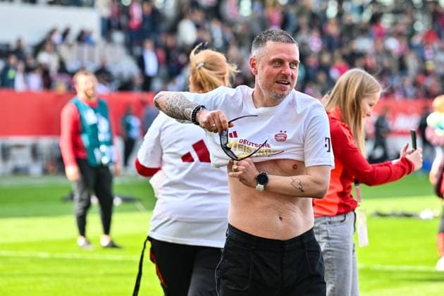 Google Pixel Womens Bundesliga FC Bayern Munich SC Freiburg 27 04 2025 FC Bayern players celebrate the championship after the home win against SC Freiburg Womens Bundesliga FC Bayern Muenchen SC Freiburg, FC Bayern Campus on 27 04 2025 Alexander STRAUS Coach FC Bayern Muenchen Women changes his shirt after a beer shower Copyright: xBEAUTIFULxSPORTS Goldbergx