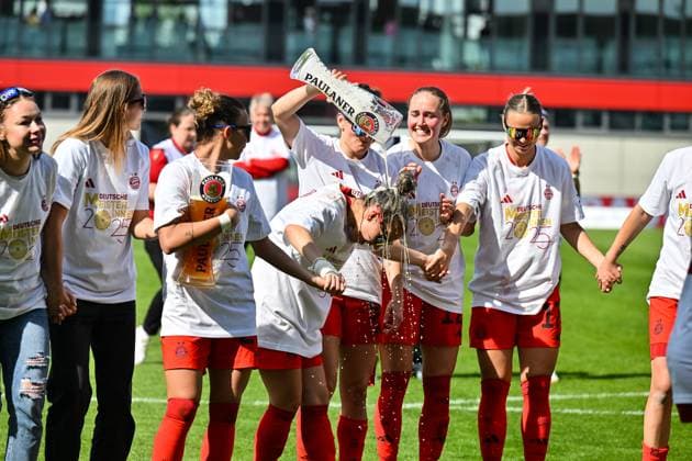 Google Pixel Womens Bundesliga FC Bayern Munich SC Freiburg 27 04 2025 FC Bayern players celebrate the championship after winning at home against SC Freiburg Womens Bundesliga FC Bayern Muenchen SC Freiburg, FC Bayern Campus on 27 04 2025 Jovana DAMNJAVOVIC FCB 9 gives a beer thirsty Copyright: xBEAUTIFULxSPORTS Goldbergx
