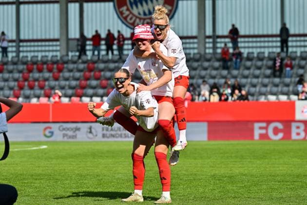 Google Pixel Womens Bundesliga FC Bayern Munich SC Freiburg 27 04 2025 FC Bayern players celebrate the championship after the home win against SC Freiburg Womens Bundesliga FC Bayern Muenchen SC Freiburg, FC Bayern Campus on 27 04 2025 Klara BUEHL FCB 17 , Sydney LOHMANN FCB 12 and Linda DALLMANN FCB 10 Copyright: xBEAUTIFULxSPORTS Goldbergx